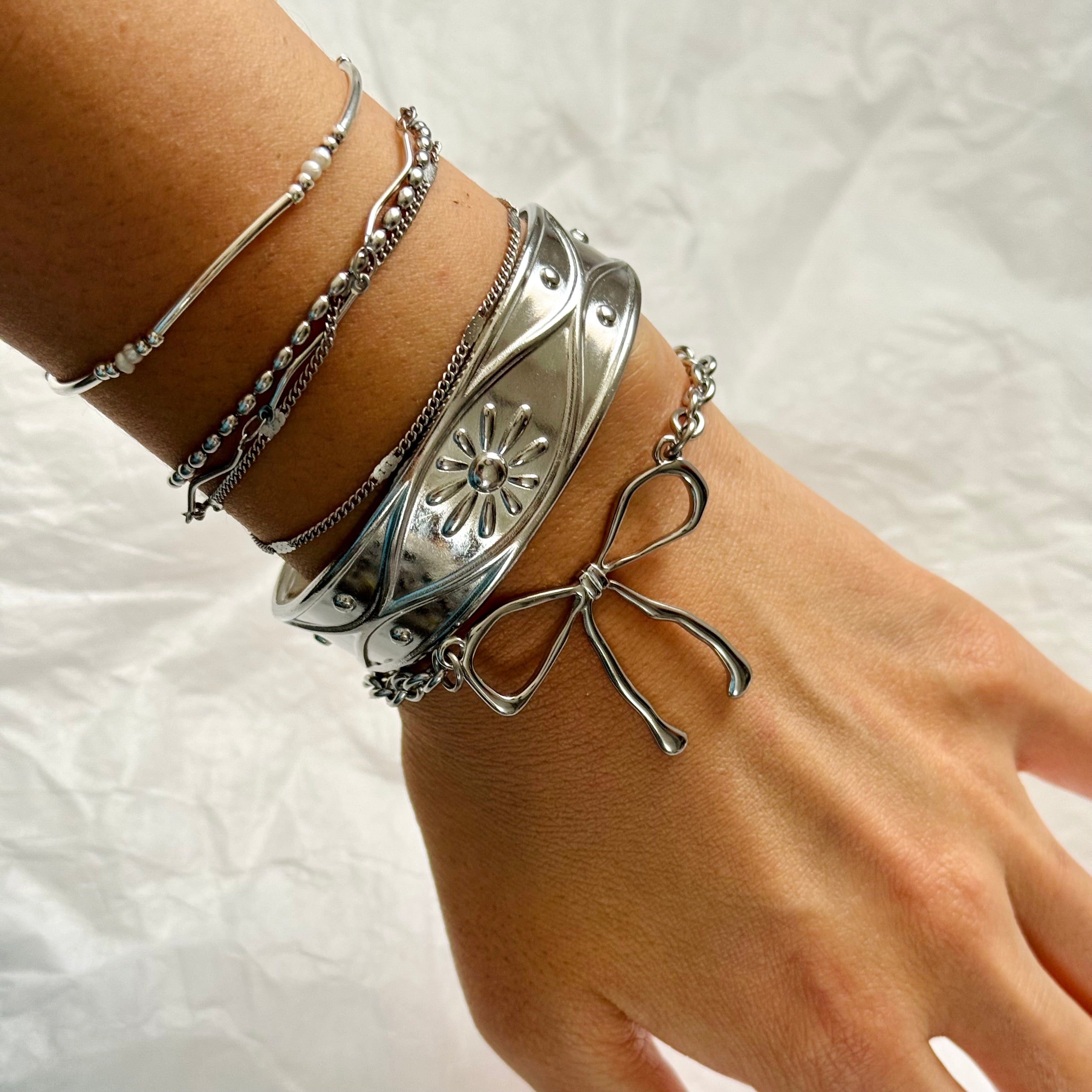 Bow chain bracelet
