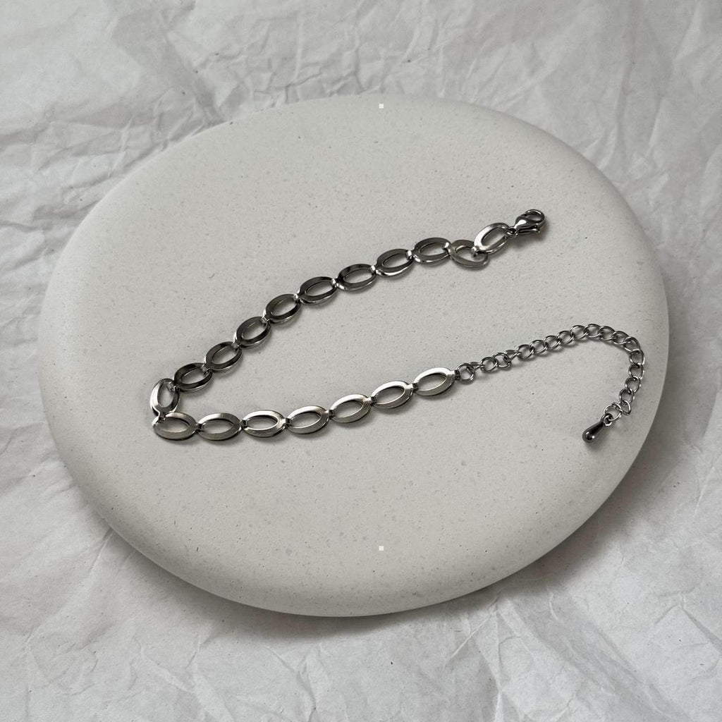 Oval link chain bracelet in silver