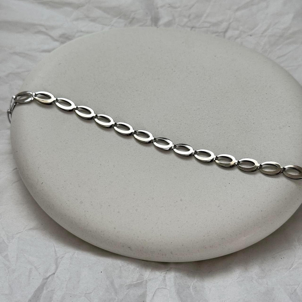 Oval link chain bracelet in silver