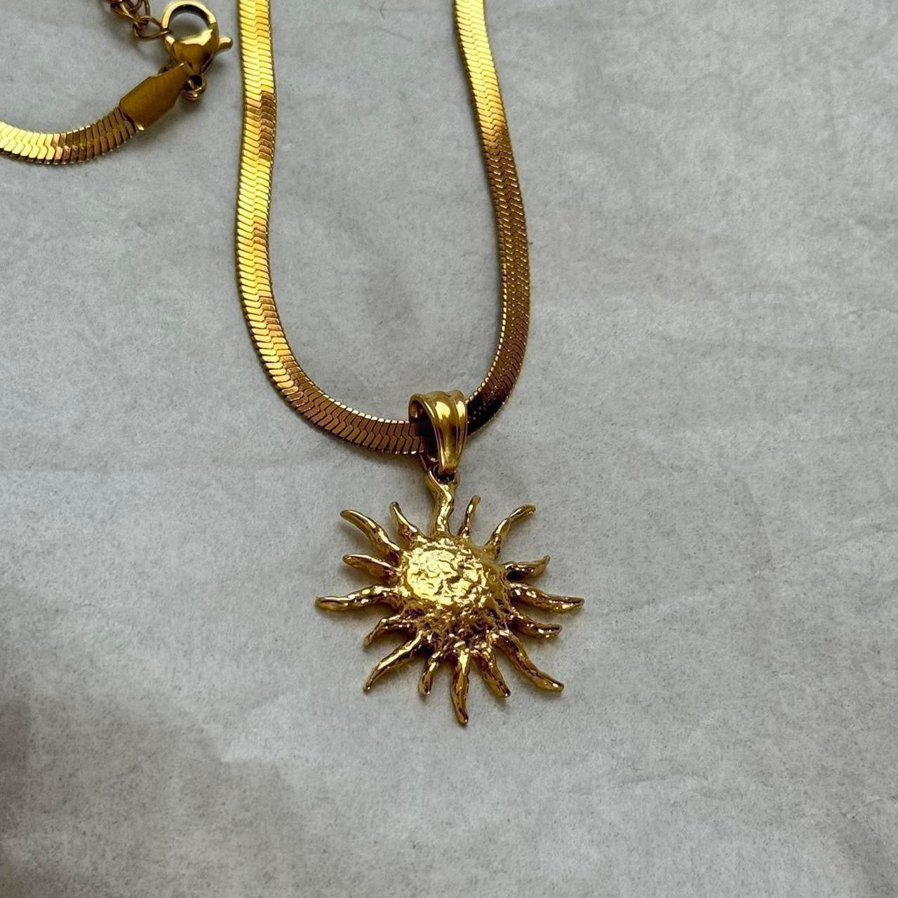 Solar pendant necklace with Snake chain