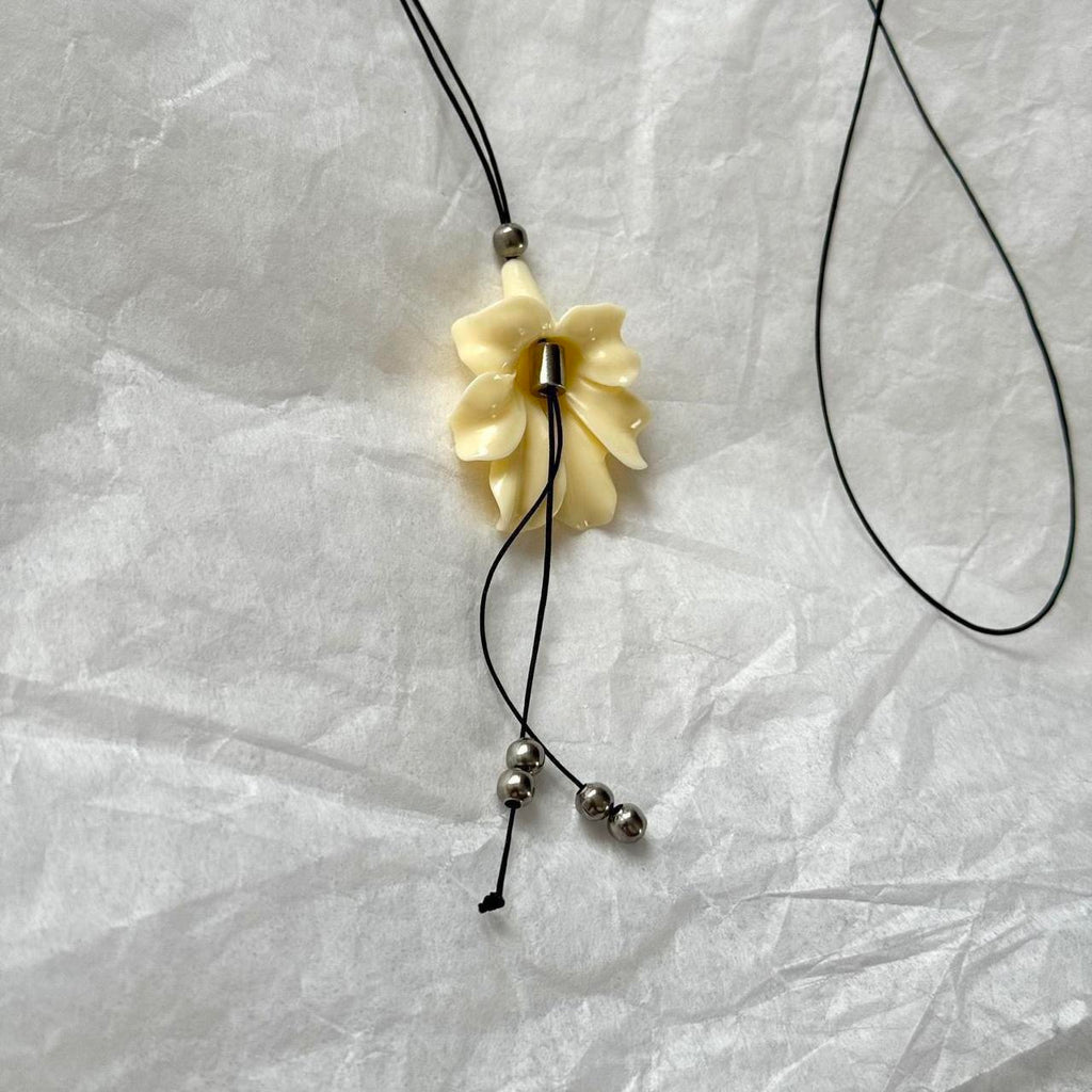 White flower bolo necklace