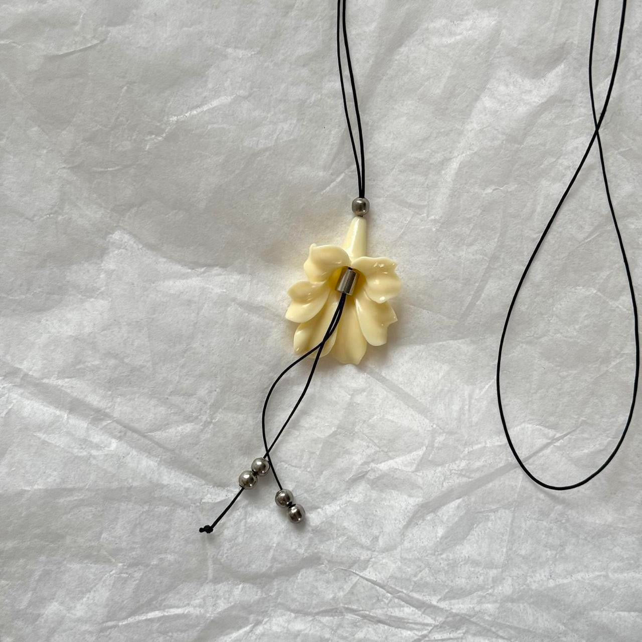 White flower bolo necklace