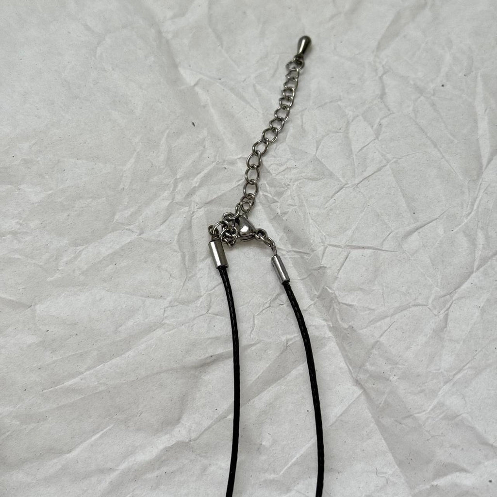 White flower bolo style necklace