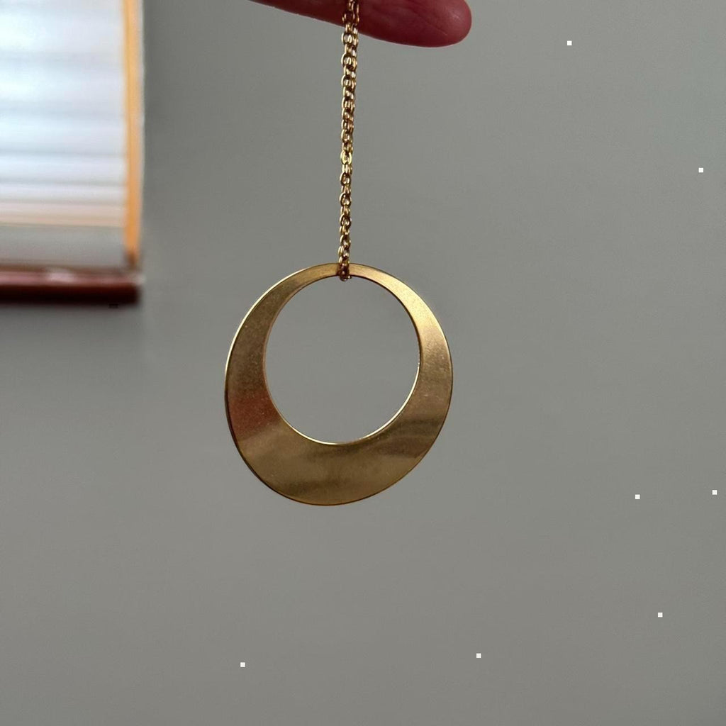 Big circle pendant necklace