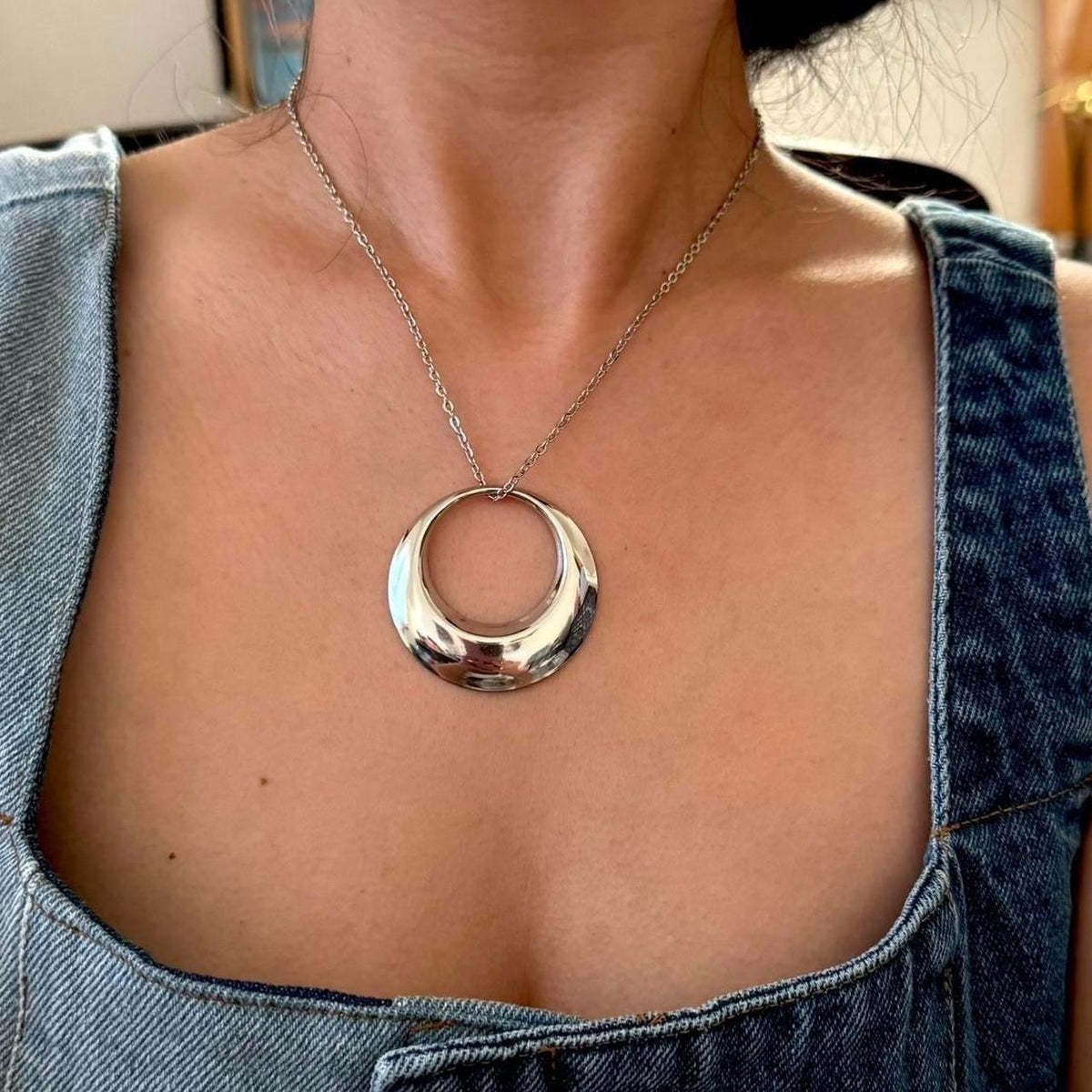 Big circle pendant necklace in silver