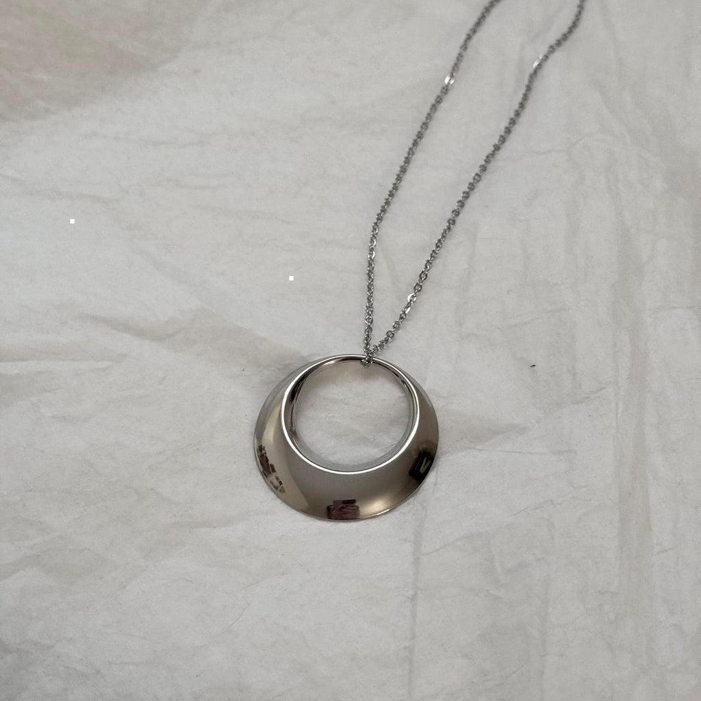 Big circle pendant necklace in silver
