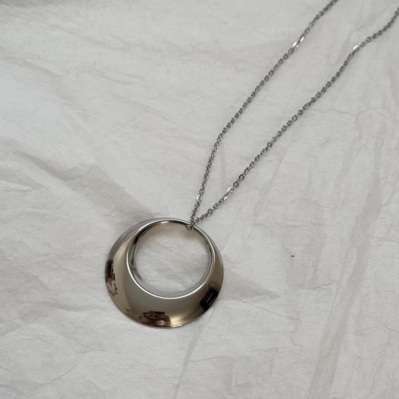 Big circle pendant necklace in silver