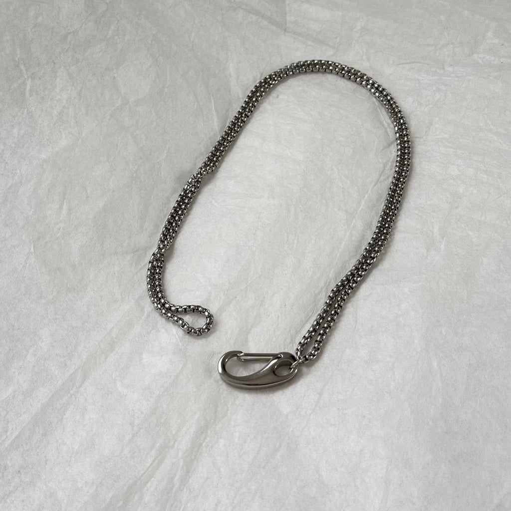 Carabiner closure box chain choker
