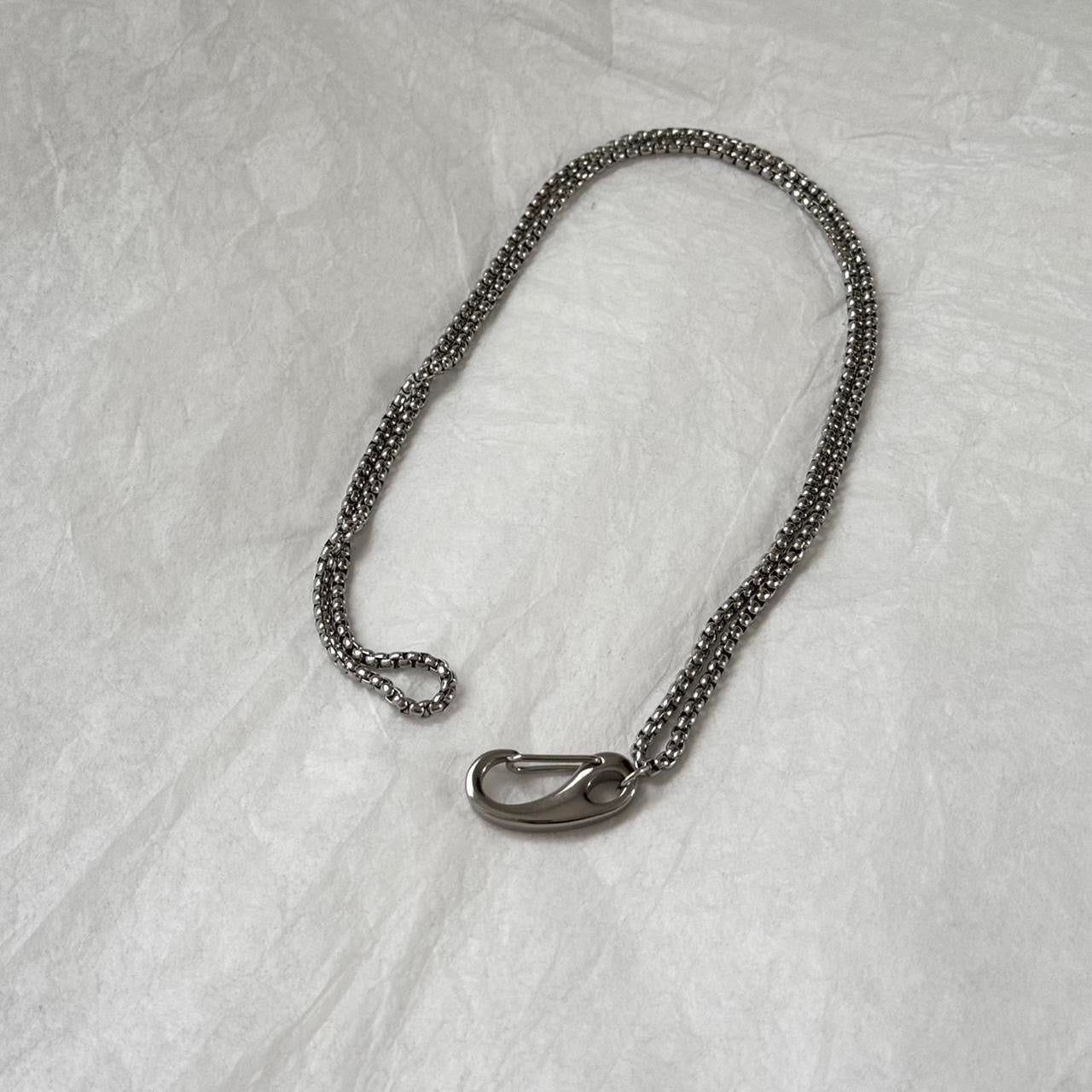 Carabiner closure box chain choker