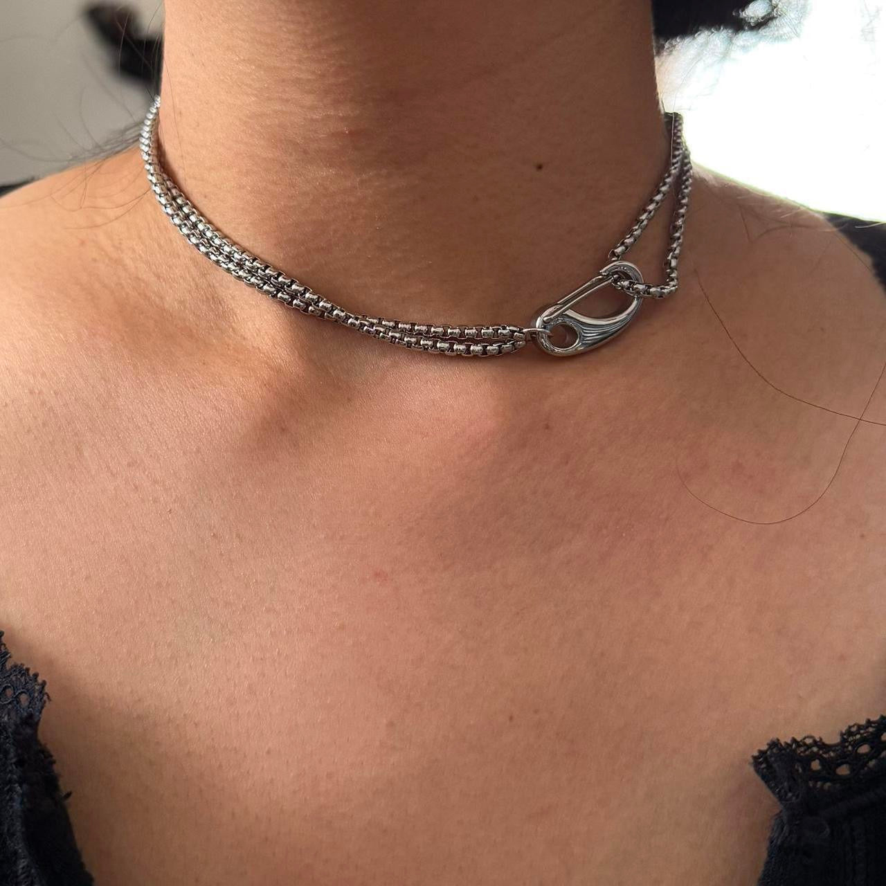 Carabiner closure box chain choker
