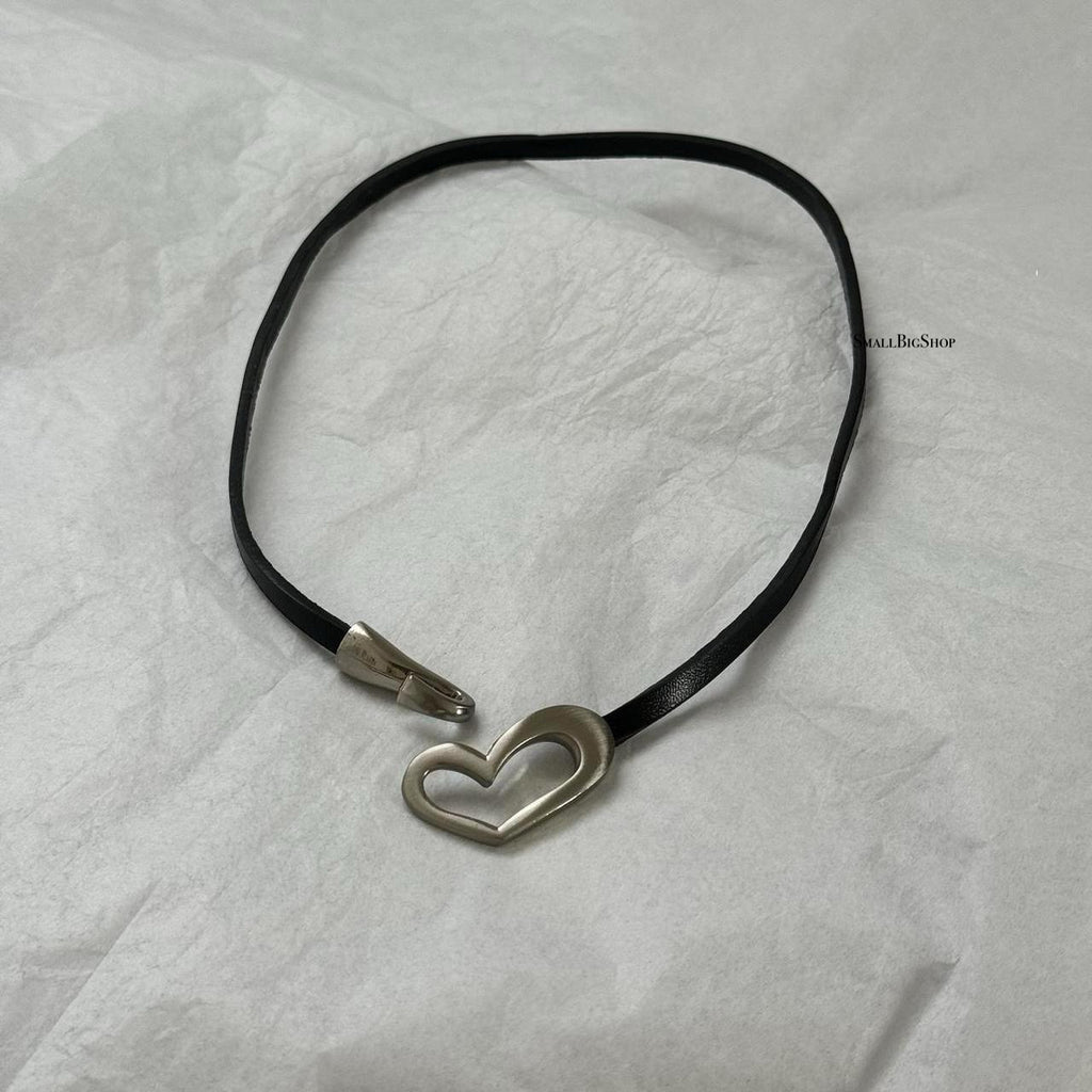 Heart toggle leather choker